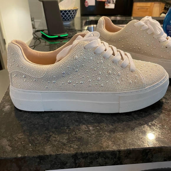Betsy Johnson SIDNY all-over pearl platform sneakers - Picture 1 of 8